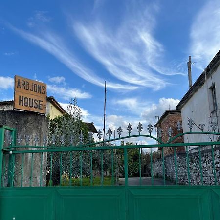 ベラト Ardjon Houseホステル エクステリア 写真